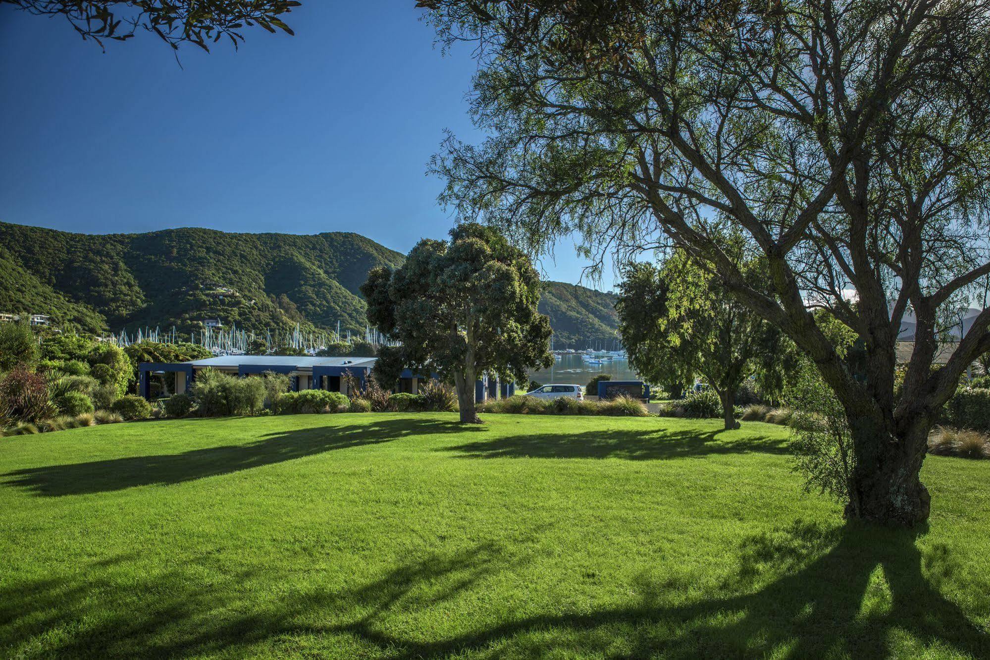 Bay Vista Waterfront Motel Пиктон Экстерьер фото